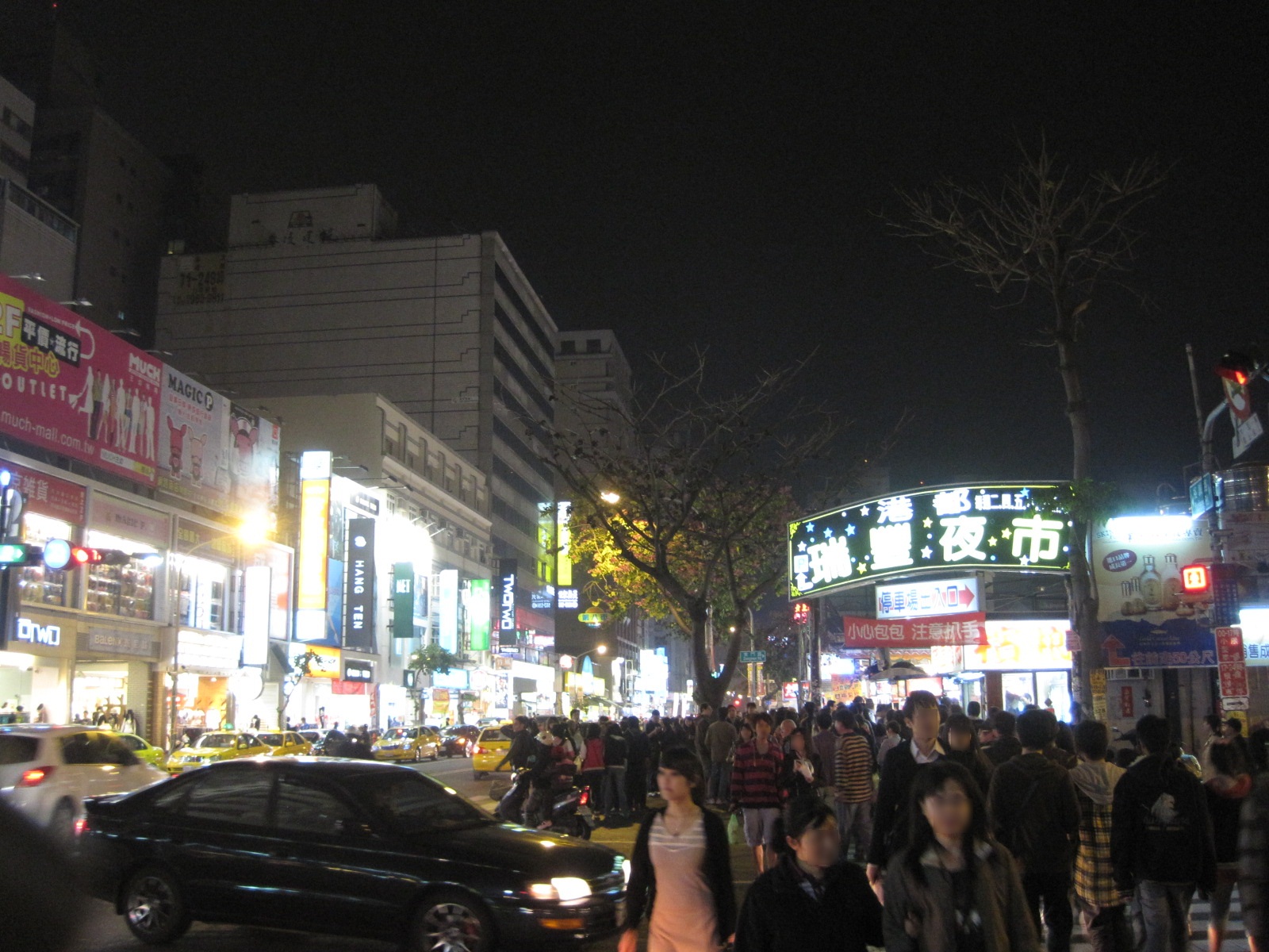 The entrance and evening crowds at Ruifeng Night Market in Kaohsiung